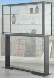 Bild von Ausstellungsvitrine 1800x1000x400 mm HxBxT 5-seitig verglaster Vitrinenkorpus ESG, Dekorboden silber