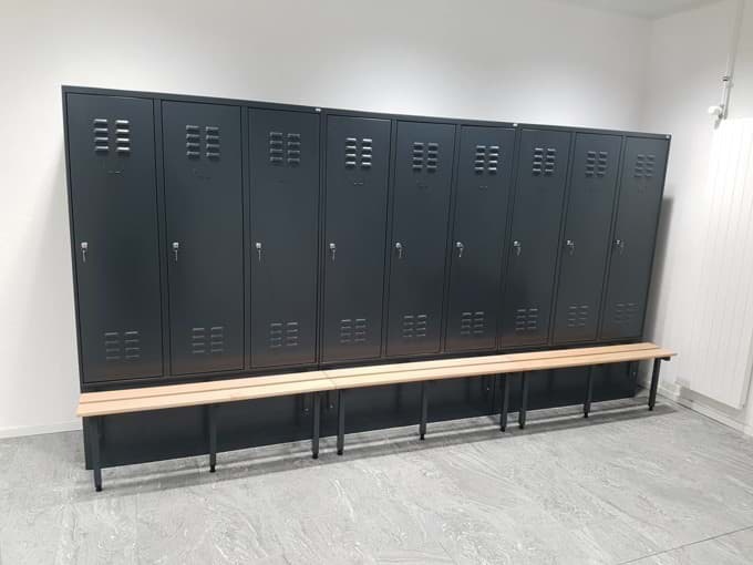 Garderobenschränke auf vorgebauter Sitzbank Garderobenschränke auf vorgebauter Sitzbank