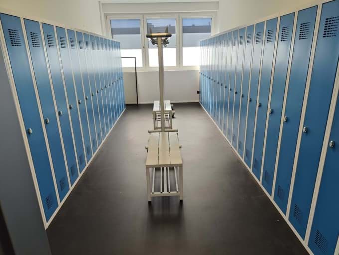 Moderne Garderobenanlage mit Sitzbänken und Garderobenständer Moderne Garderobenanlage mit Sitzbänken und Garderobenständer