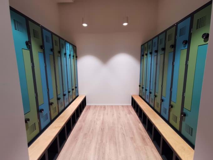 Moderne farbenfrohe Garderobe mit Z-Schränken Moderne farbenfrohe Garderobe mit Z-Schränken