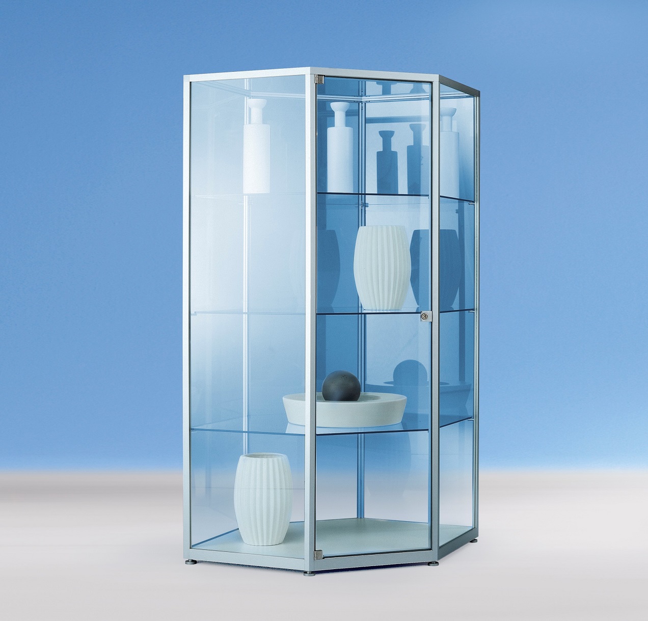 Bild von 6-eckige Designvitrine 1740x1018x600 mm HxBxT mit ESG-Verglasung, eckige Profile, Bodenplatte silber